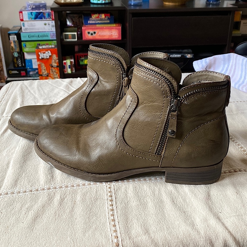 Guess, Women’s brown ankle booties. Size 8.5.